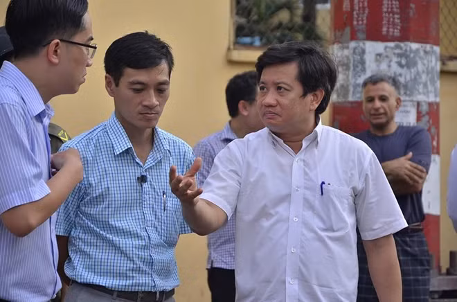 Ông Đoàn NGọc Hải nhắc nhở những người đứng đầu các phường vì để vỉa hè bị chiếm dụng