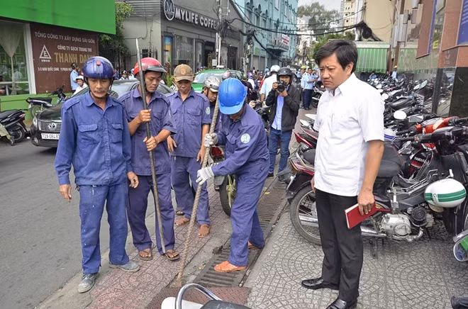 Các bậc tam cấp, khung sắt để xe lên xuống lấn chiếm vỉa hè bị tháo dỡ