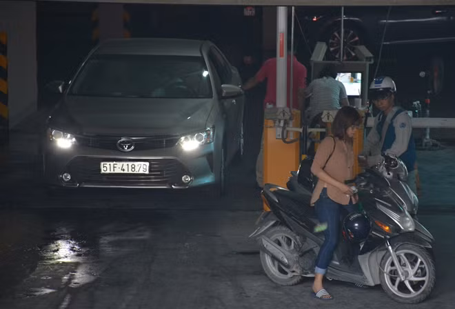 Cho người dân vào lấy xe dưới hầm để người dân thuận tiện di chuyển sau nhiều ngày mất "chân đi"