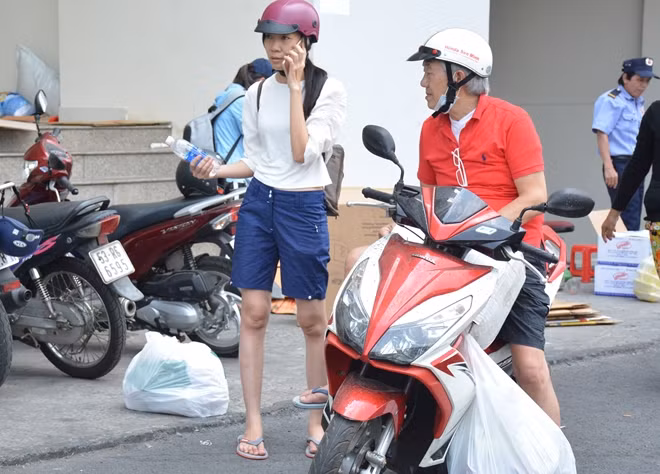 Một người đàn ông vừa lấy được chiếc xe của mình từ hầm lên