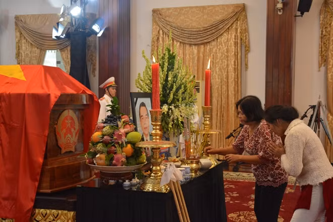 Hai người phụ nữ tranh thủ giờ nghỉ trưa vào viếng