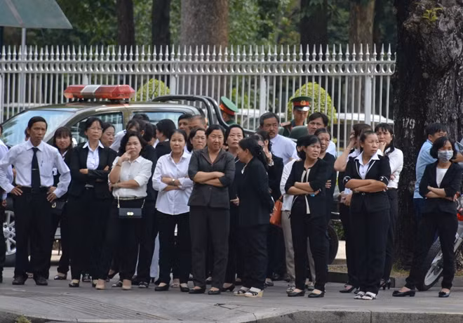Nhiều người chờ đến lượt vào viếng
