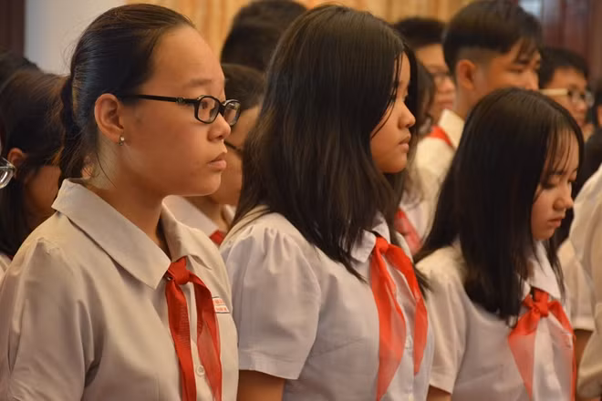Những ánh mát tiếc thương của các em học sinh dành cho vị cố Thủ tướng đáng kính