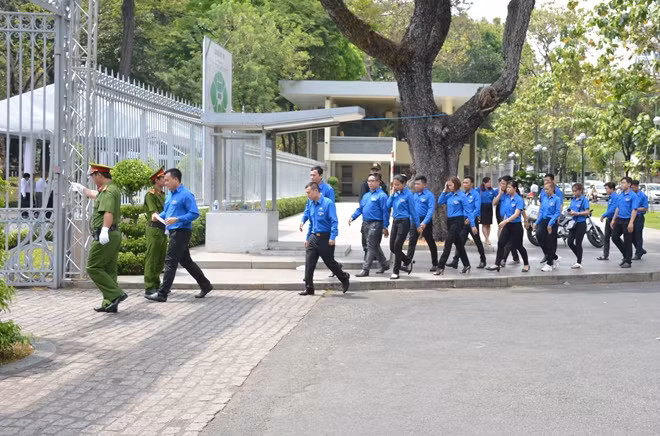 Nhiều đoàn thanh niên, sinh viên đến viếng bác Sáu Khải