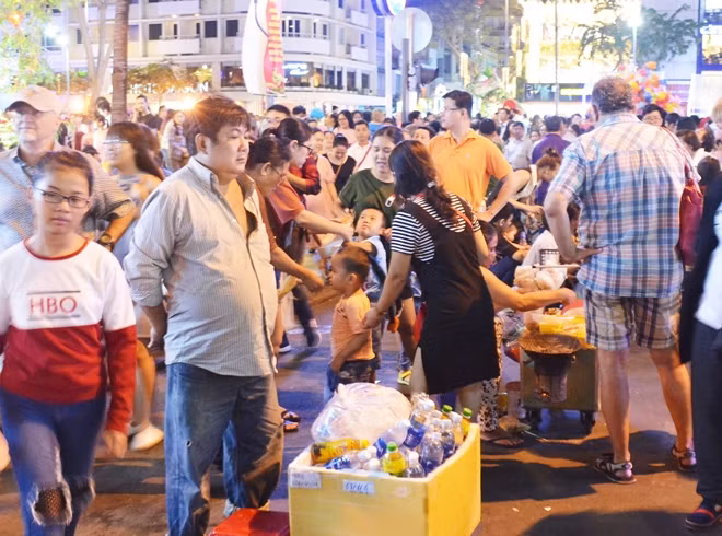 Những người bán hàng rong đặt các thùng hàng ngay giữa đường để buôn bán