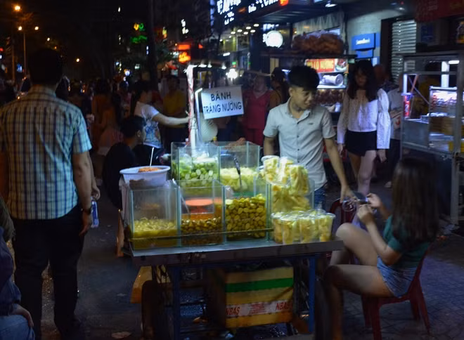 Xoài lắc, cóc lắc bán trên vỉa hè