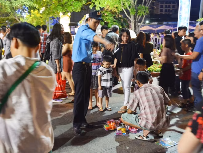 Bảo vệ đường hoa nhắc nhở một người bán hàng rong