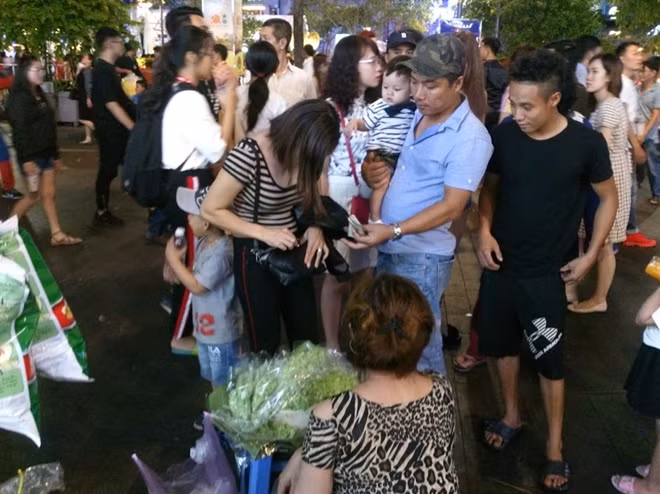 Những người buôn bán hàng rong bên trong khu vực đường hoa Nguyễn Huệ không chỉ tạo ra hình ảnh nhếch nhác mà còn gây ảnh hưởng đến vệ sinh môi trường khi những người thiếu ý thức ăn uống xong thẳng tay ném rác xuống đường hoa Nguyễn Huệ.
