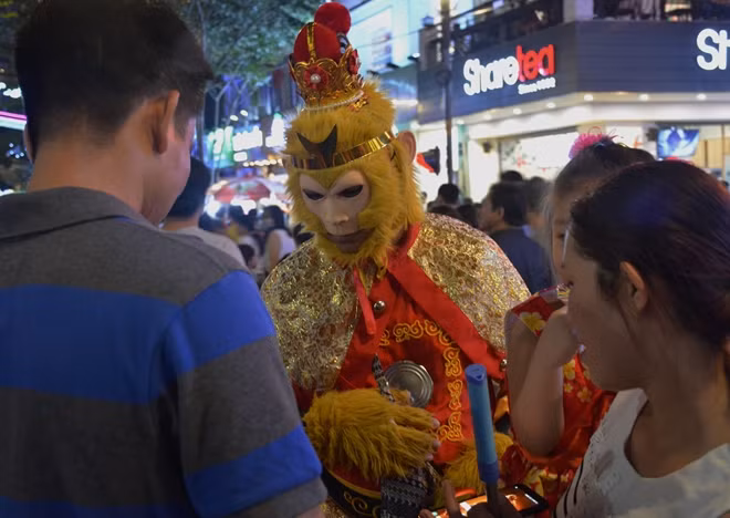 Một người bán hàng rong cải trang thành Tôn Ngộ Không thu hút khách
