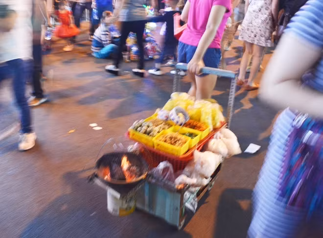Khi bị lực lượng bảo vệ nhắc nhở thì họ đẩy xe hàng rong đi