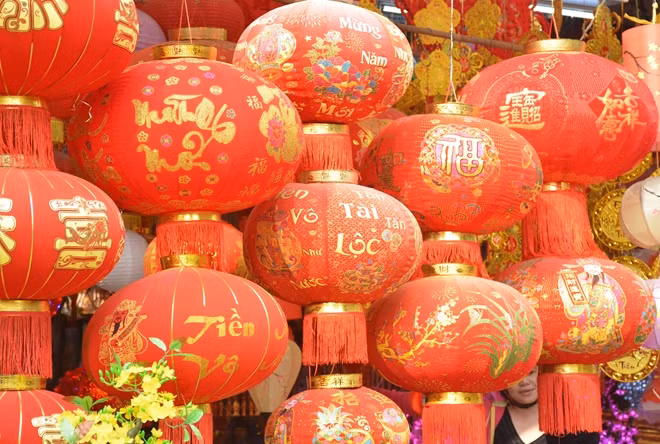Những chùm đèn lồng đỏ chót treo kín cả tuyến đường Hải Thượng Lãn Ông
