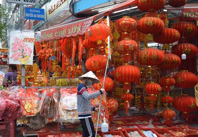 Các mặt hàng này ngoài trang trí tết còn bán phục vụ các lễ hội