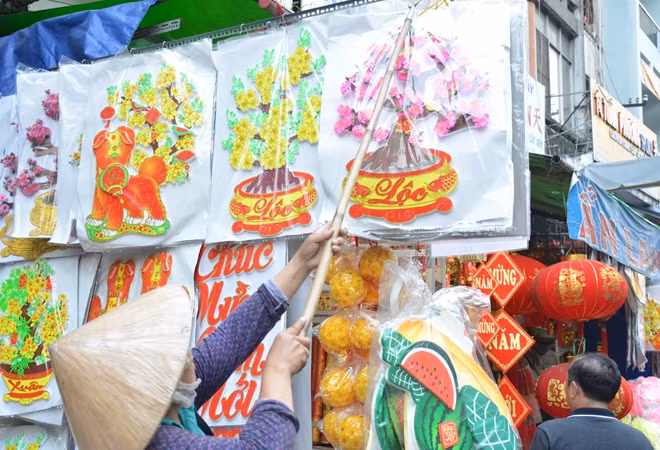 Nhiều người chọn mua vật trang trí bằng mút, đa phần mặt hàng này được các công ty, cửa hàng lựa chọn để trang trí