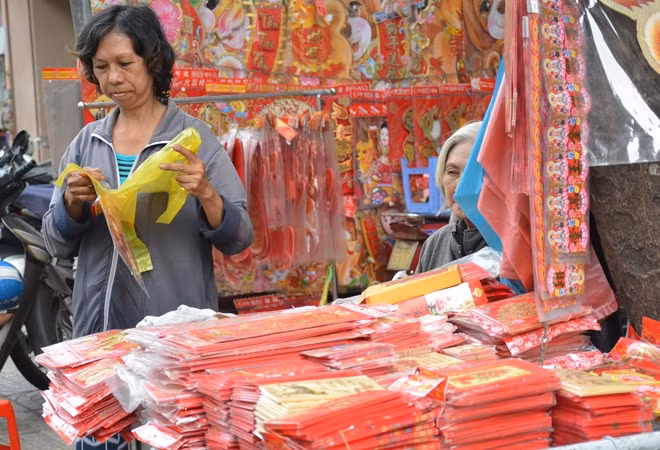 Những phong bao lì xì bày bán trên phố