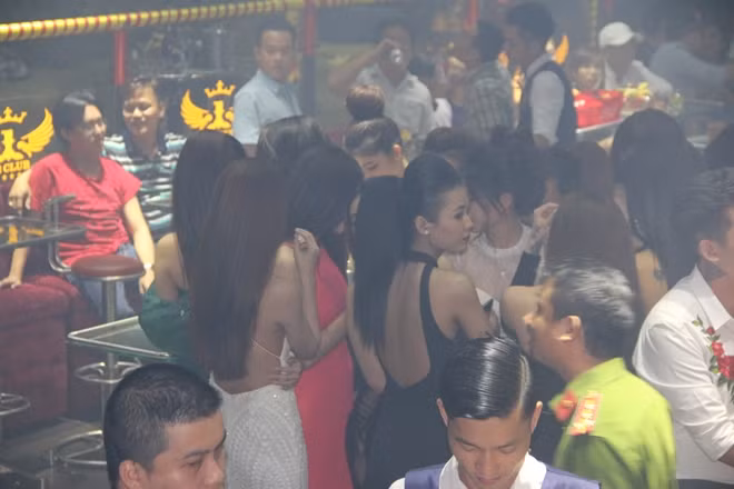 Nhiều người vẫn tiếp tục cuộc vui dù bị kiểm tra