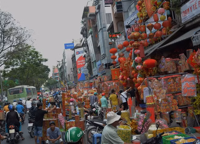Không khí nhộn nhịp tại khu vực bán đồ trang trí