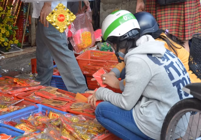 Một người đến khu vực này mua đồ trang trí cho hay: "Tết đến nhà treo những vật trang trí này cũng vui mắt và cho có không khí Tết với người ta"