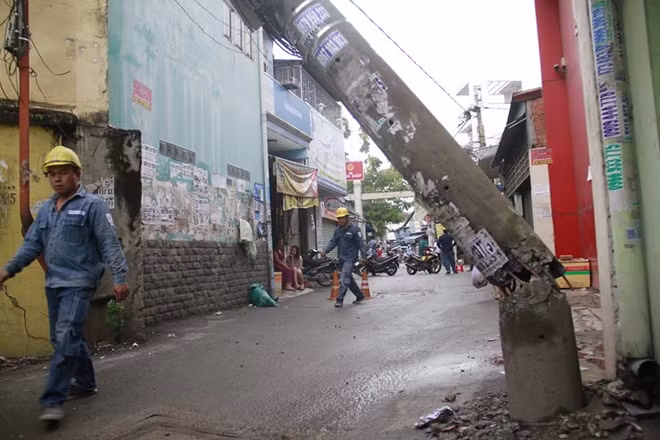 Trụ điện bị giật gãy