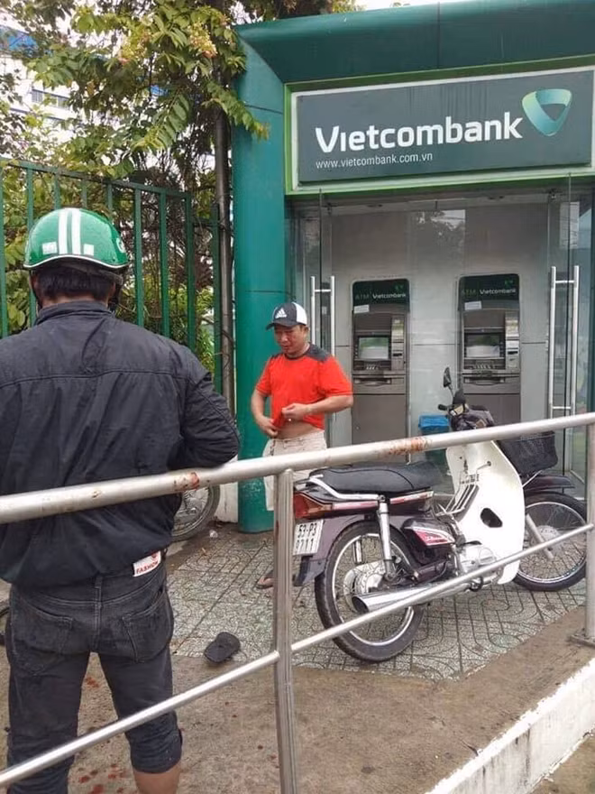 Anh T (áo đỏ) thời điểm bị Cường dùng ớt bột trét vào mặt cướp 10 triệu đồng