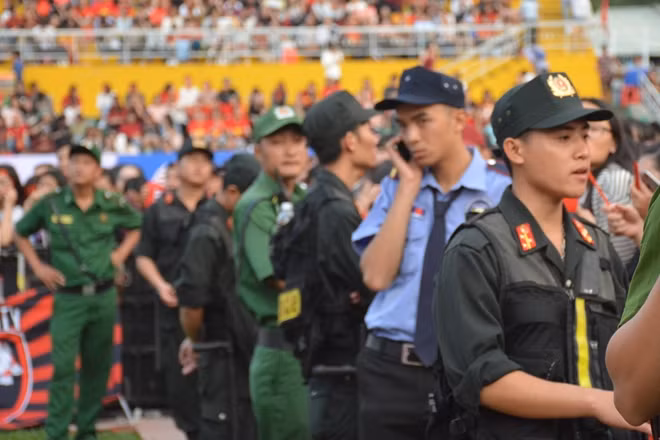 Nhiều cổ động viên có biểu hiện quá khích muốn trèo rào vào tiếp cận các tuyển thủ