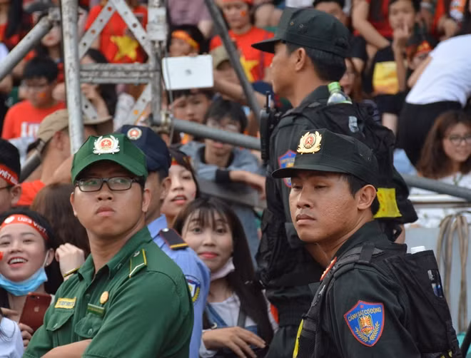 Và bên trong sân vận động