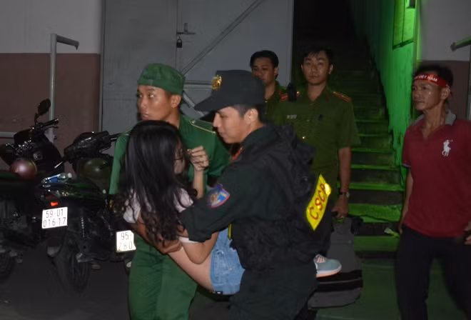 Một cổ động viên bị ngất được Cảnh sát cơ động đưa ra ngoài
