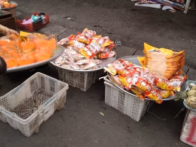 Giấy tiền, giấy cùng ngày ông Táo bán trên lề đường