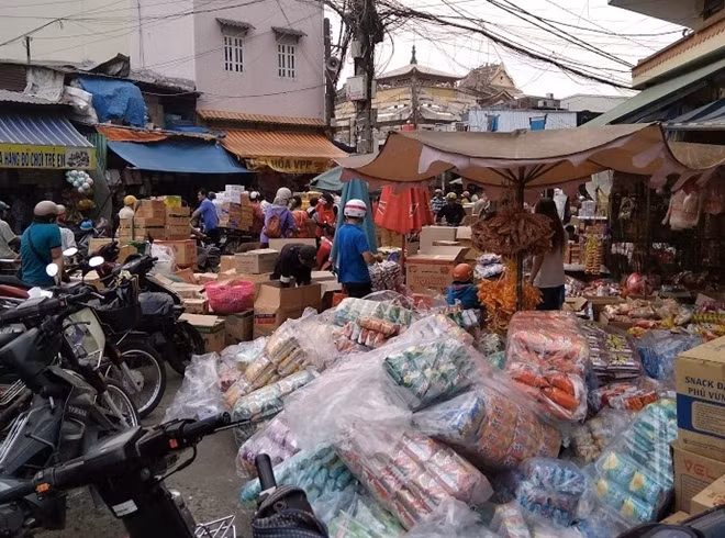 Cho đến tràn lan hết vỉa hè