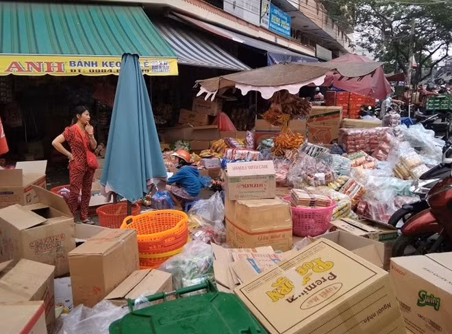 Hàng hóa được bày từ trong nhà...