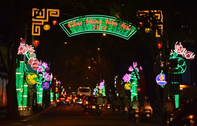Ánh đèn trên đường Đồng Khởi như tạo ra nét xuân xưa.