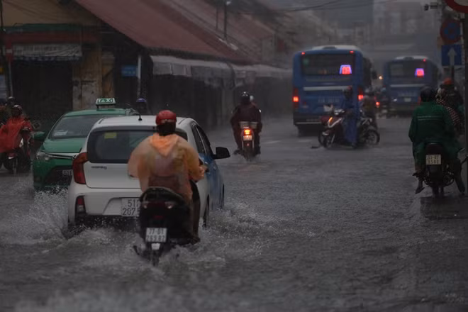 Nhiều tuyến đường bị ứ nước gây ngập
