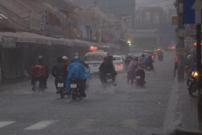 Áp thấp nhiệt đới sau cơn bão số 9 khiến TP Hồ Chí Minh mưa liên tục trong nhiều giờ liền