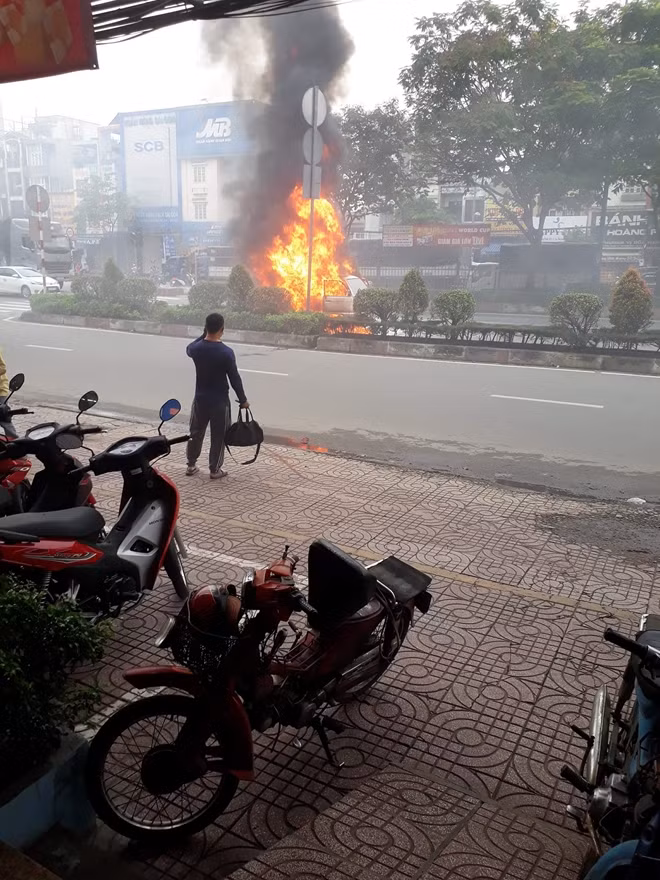 Chiếc xe cháy ngùn ngụt trên đường