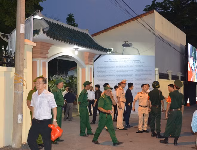 Các đơn vị thuộc CAND và quân đội chuẩn bị an ninh trong buổi di quan.