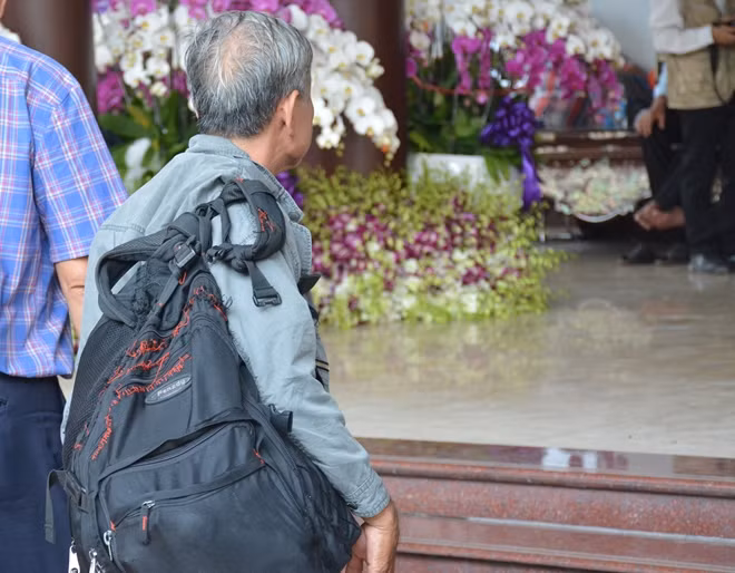 Nhiều người chưa kịp cất hành lý vội vả vào viếng.