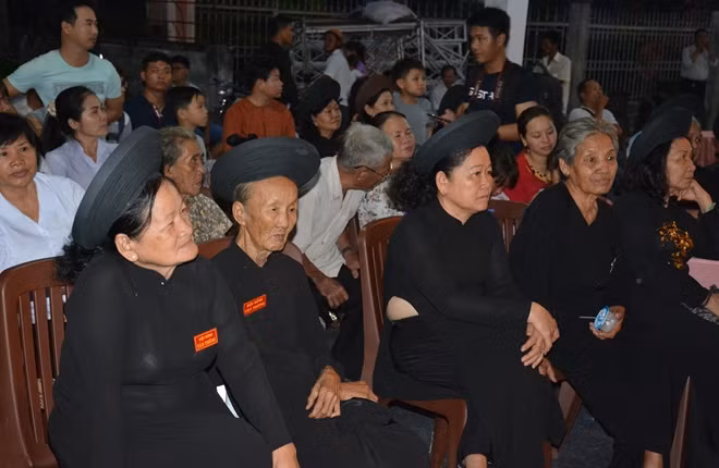 Những người trong đền Thông Hội ngồi chờ đoàn xe di quan linh cữu cố Thủ tướng.
