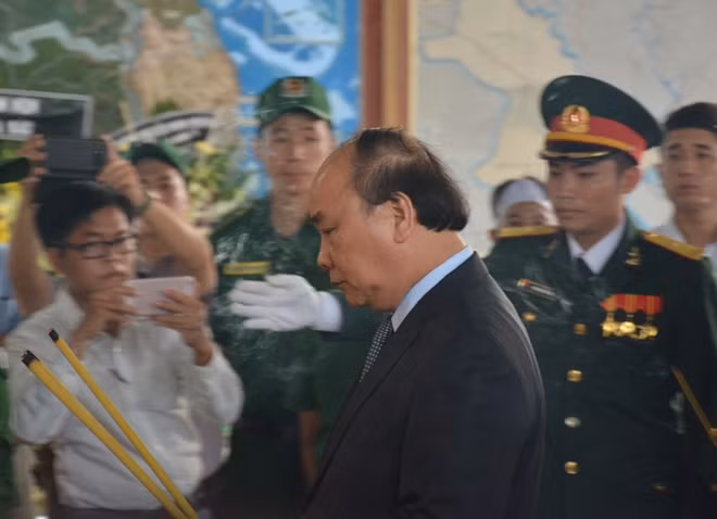 Thủ tướng Chính Phủ Nguyễn Xuân Phúc cùng đoàn đến viếng cố Thủ tướng Phan Văn Khải.