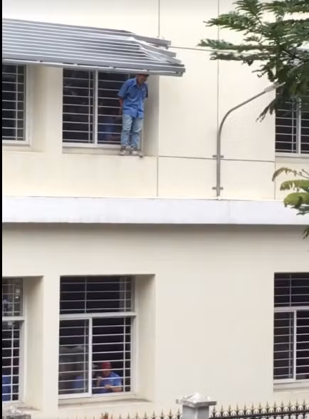 Nam sinh viên trong cơn hoảng loạn luôn muốn nhảy khỏi cửa sổ tầng 2