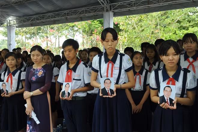 Hình ảnh gần gũi với nhân dân của Cố Thủ tướng Phan Văn Khải luôn trong tâm trí người dân