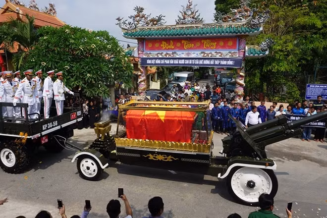 Linh cữu cố Thủ tướng Phan Văn Khải đi qua Đình Tân Thông nơi gắn bó nhiều kỷ niệm với Cố Thủ tướng
