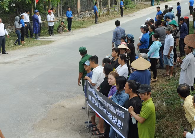 Hai bên đường người dân căng băng rôn đón cố Thủ tướng về an nghỉ ở Củ Chi