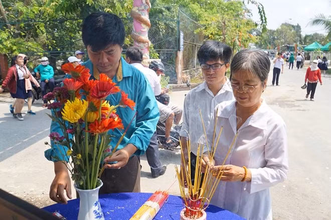 Người dân hai bên đường ở Tân thông Hội lập bàn thờ cố Thủ tướng Phan Văn Khải