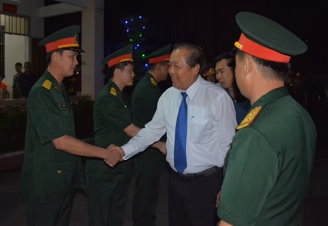 Phó Thủ tướng Thường trực Trương Hòa Bình đến thăm Trung đoàn Gia Định trong tối 30 tết