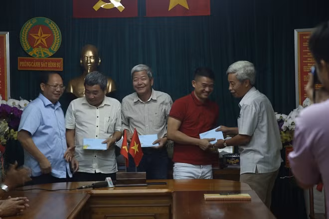 Ủy viên Trung ương Đảng, Phó Bí thư Thường trực Thành ủy TP Hồ Chí Minh Tất Thành Cang thưởng cho các đơn vị vì có thành tích phá án xuất sắc