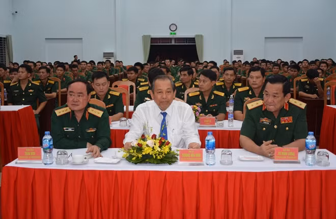 Hàng trăm CBCS Trung đoàn Gia Định có mặt trong đêm Phó Thủ tướng Thường trực đến thăm, chúc Tết