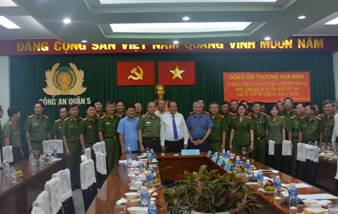 Phó Thủ tướng Thường trực Trương Hòa Bình, chúc tết và chụp hình lưu niệm cùng CBCS Công an quận 5