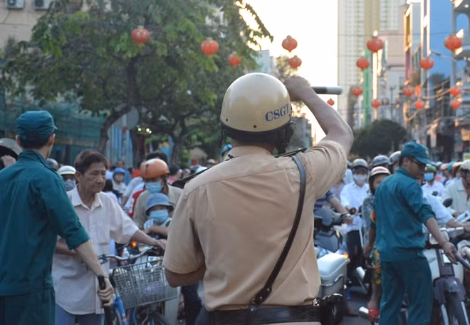 Nhiều người cố tình chạy xe máy vào khu vực diễu hành nên các tổ CSGT phải yêu cầu các phương tiện di chuyển qua khu vực khác