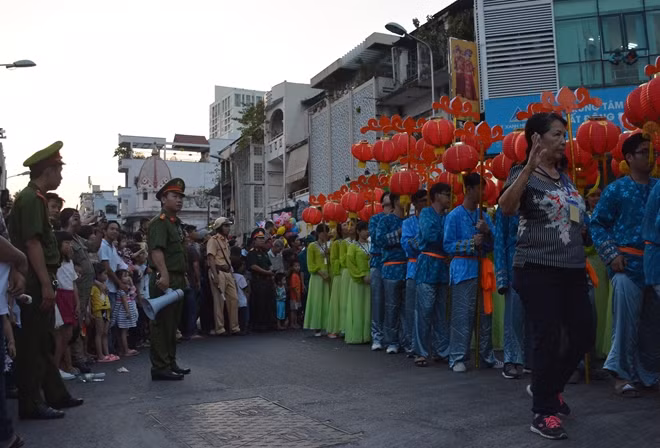Có những đoạn đường người đi xem đoàn diễu hành cố tình lấn vào đoàn gây mất trật tự