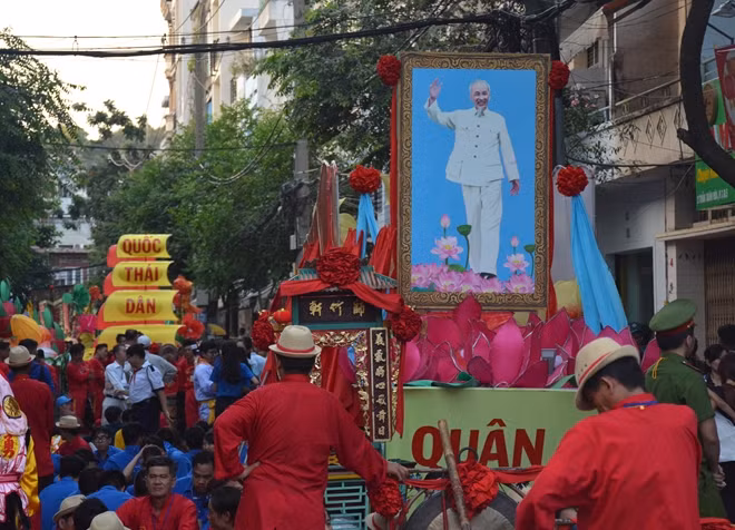 Đoàn xe hoa nghỉ ngơi trước khi diễu hành về sân khấu chính