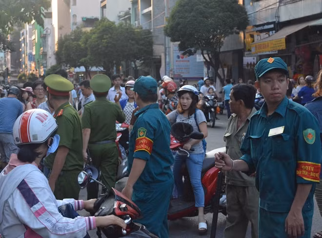Các phương tiện lưu thông vào lộ trình của đoàn diễu hành đi qua được các chiến sĩ nhắc nhở